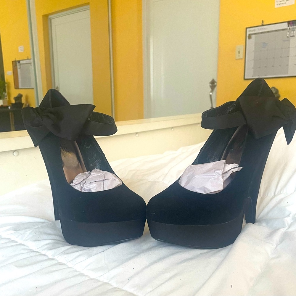 Bakers Black Heels Shoes in size 7.